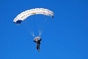 mk体育官网入口-朗斯通过转换节奏打出破防机会，朗斯百度百科