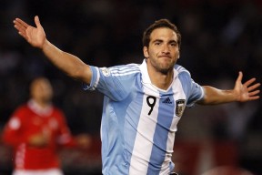 mk体育入口-后防站位间距是否决定高空球防守稳定性，后防准备姿势