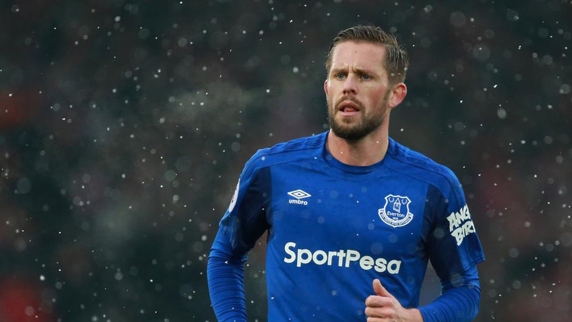 后防站位间距是否决定高空球防守稳定性,后防准备姿势